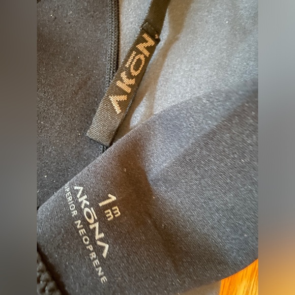 Akona Women’s 1mm Wetsuit, size 11/12 - Picture 2 of 7